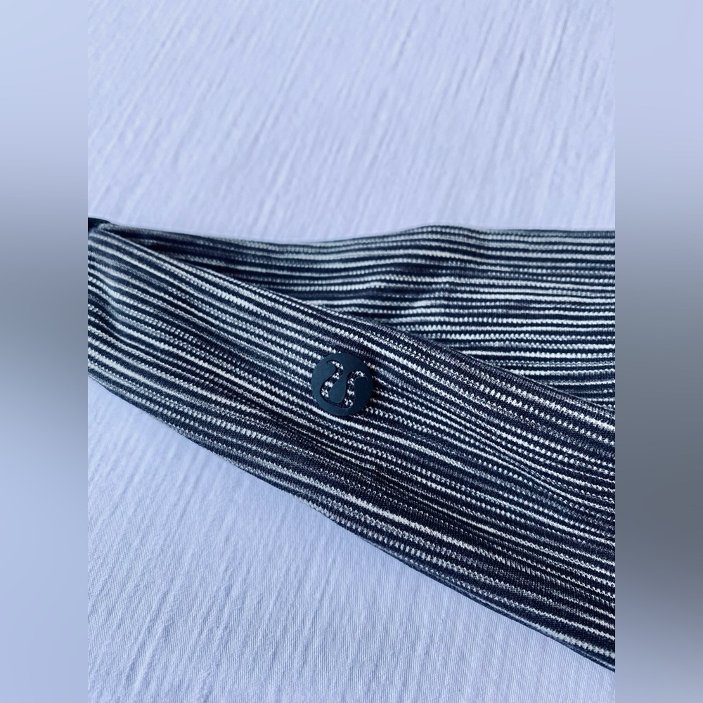 Lululemon Fringe Fighter Nulu Headband (Ice Grey/Black, Reversible One Size)